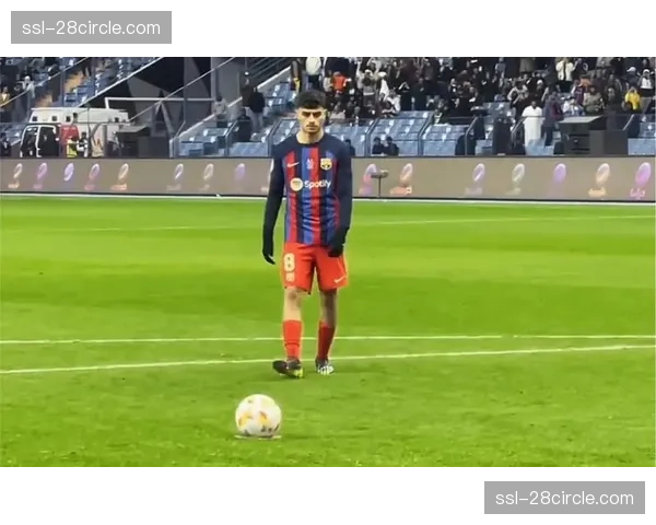 佩德里直塞球穿透防线 巴萨中场视野和传球精度令人印象深刻